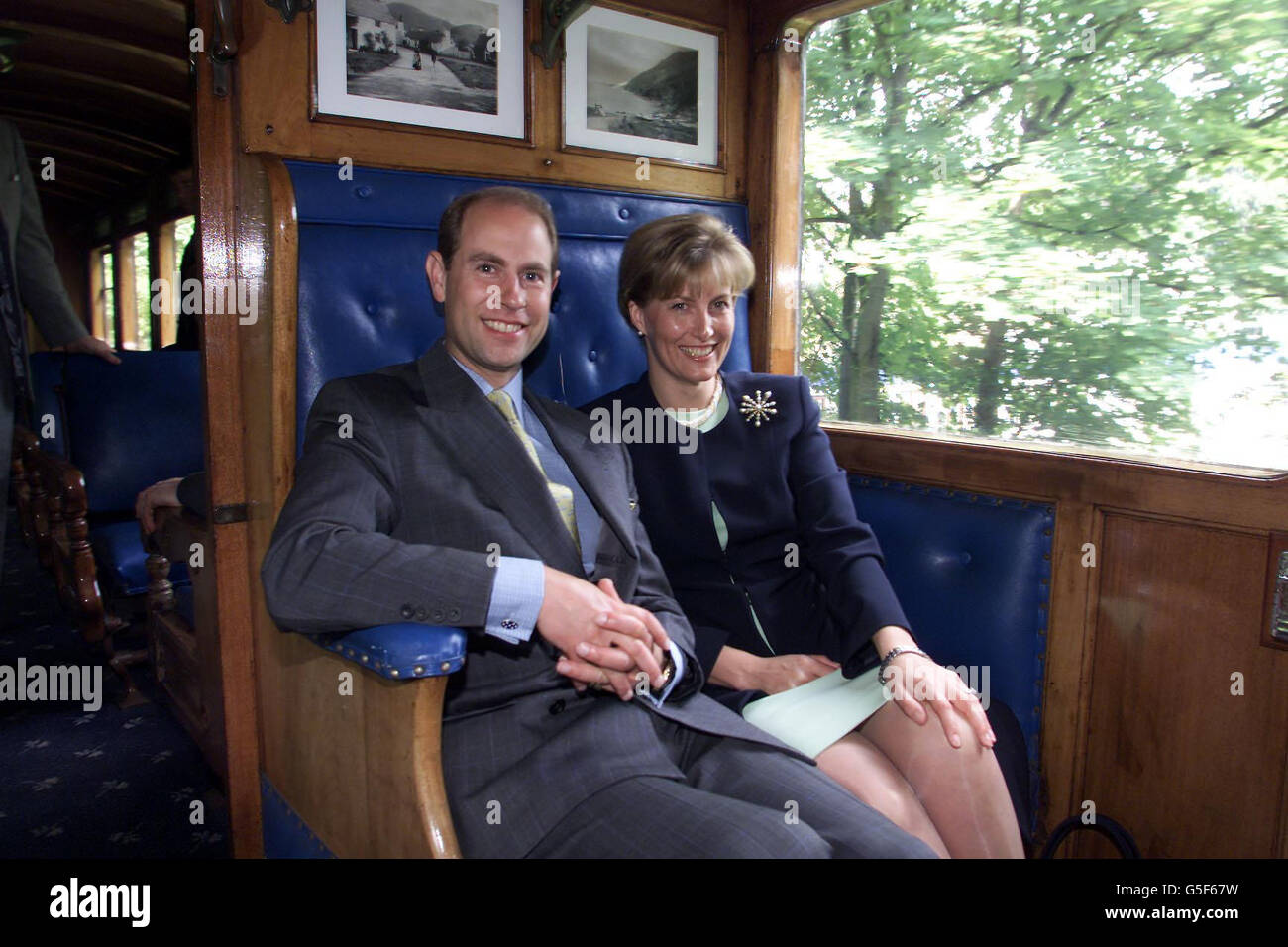 Der Graf und die Gräfin von Wessex bei einer zweitägigen Tour auf der Isle of man, bei der sie eine Reise mit der 116 Jahre alten, wieder in Betrieb genommenen Dampfmaschine, der Caledonia, von Douglas nach Santon machten, wo sie eine traditionelle County Fair besuchten. * der Graf hatte zuvor das Namensschild der Kaledonien enthüllt. Stockfoto