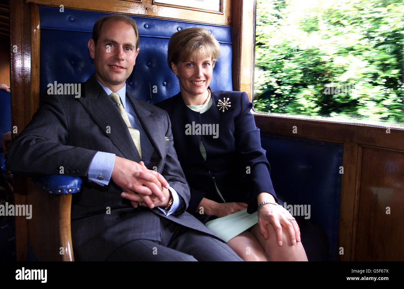 Der Graf und die Gräfin von Wessex bei einer zweitägigen Tour auf der Isle of man, bei der sie eine Reise mit der 116 Jahre alten, wieder in Betrieb genommenen Dampfmaschine, der Caledonia, von Douglas nach Santon machten, wo sie eine traditionelle County Fair besuchten. * der Graf hatte zuvor das Namensschild der Kaledonien enthüllt. Stockfoto
