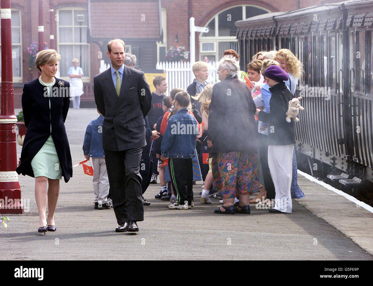 Der Graf und die Gräfin von Wessex bei einer zweitägigen Tour auf der Isle of man, die auf der Plattform der Douglas Station entlang geht, bevor es mit der 116 Jahre alten, wieder in Betrieb genommenen Dampfmaschine, der Caledonia von Douglas nach Santon, geht. * wo sie eine traditionelle Kreismesse besuchen sollten. Der Graf enthüllte das Namensschild der Caledonien. Stockfoto