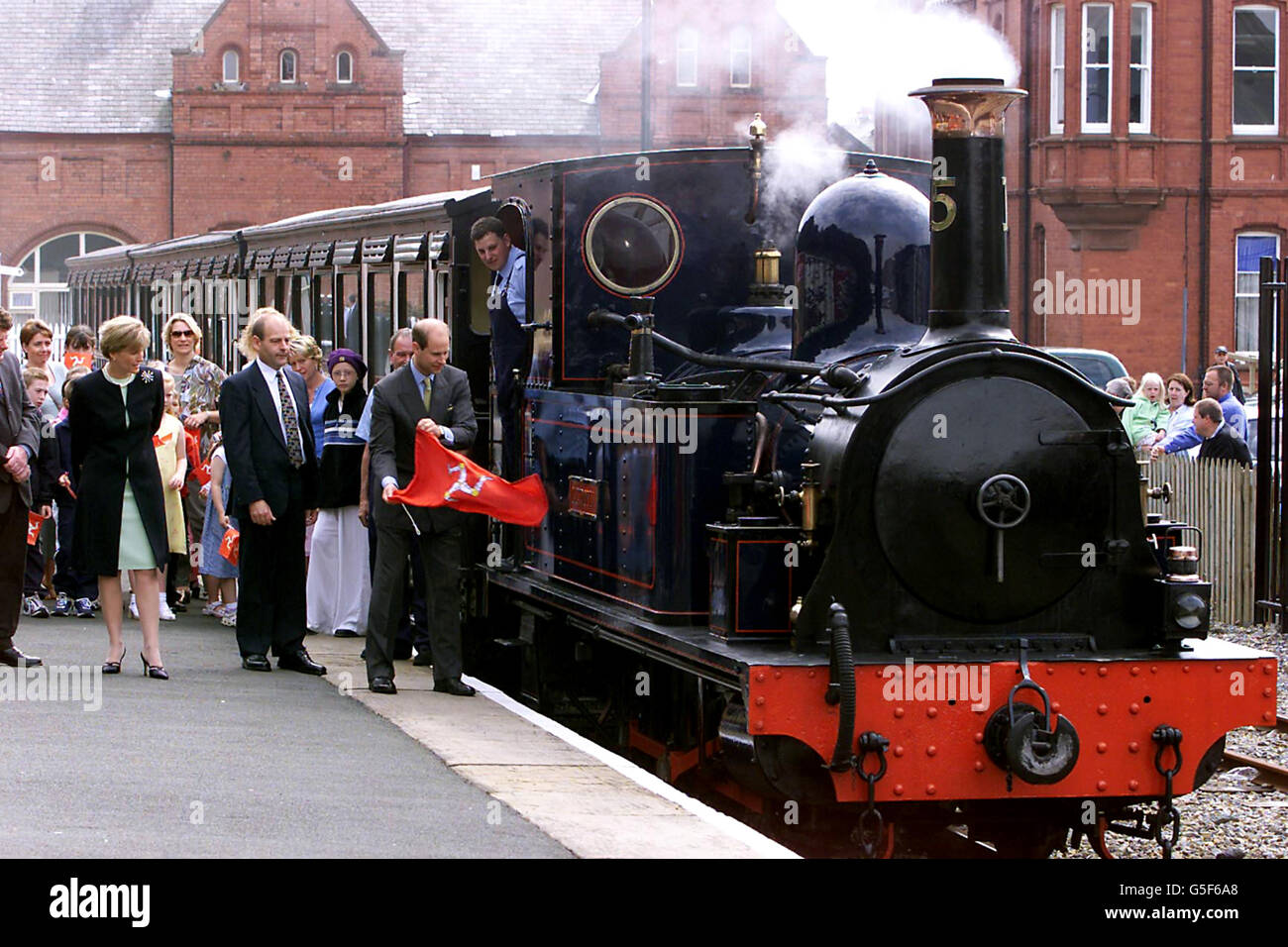Der Earl of Wessex enthüllte das Namensschild der 116-jährigen, neu in Betrieb genommenen Dampfmaschine der Kaledonien, als er und Sophie, Gräfin von Wessex, zweite Linke, eine zweitägige Tour über die Isle of man fortsetzten. Sie machten eine Reise auf dem Kaledonien von Douglas nach dem nahe gelegenen Santon, wo sie eine traditionelle Kreismesse besuchten. Stockfoto
