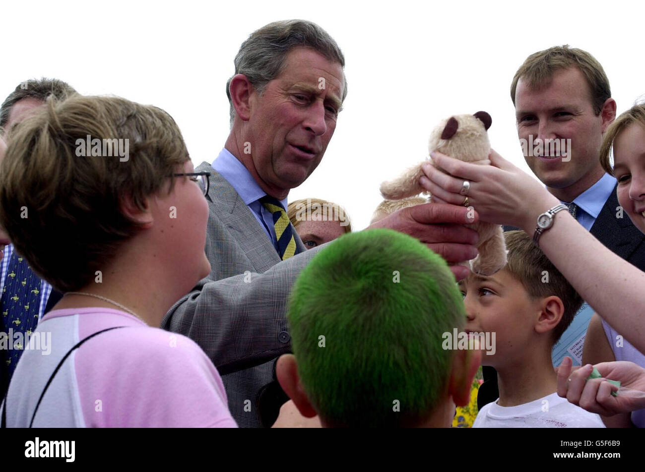 Der Prinz von Wales gewinnt einen Teddybär beim Sommerfest der St. Mary's Primary School in Tetbury, Gloucestershire, nur fünf Minuten von seiner Residenz in Highgrove entfernt, an der er als Ehrengast teilnahm. Seine Ankunft fiel mit der Veröffentlichung eines Interviews zusammen. * .. In der Daily Mail, in der er seinen bisher stärksten Hinweis gab, dass er seine langjährige Geliebte, Frau Parker Bowles, noch heiraten könnte. Nach Angaben von Eltern und Großeltern, die ihn heute auf dem Feten trafen, sollte er frei sein, Camilla zu heiraten. Stockfoto