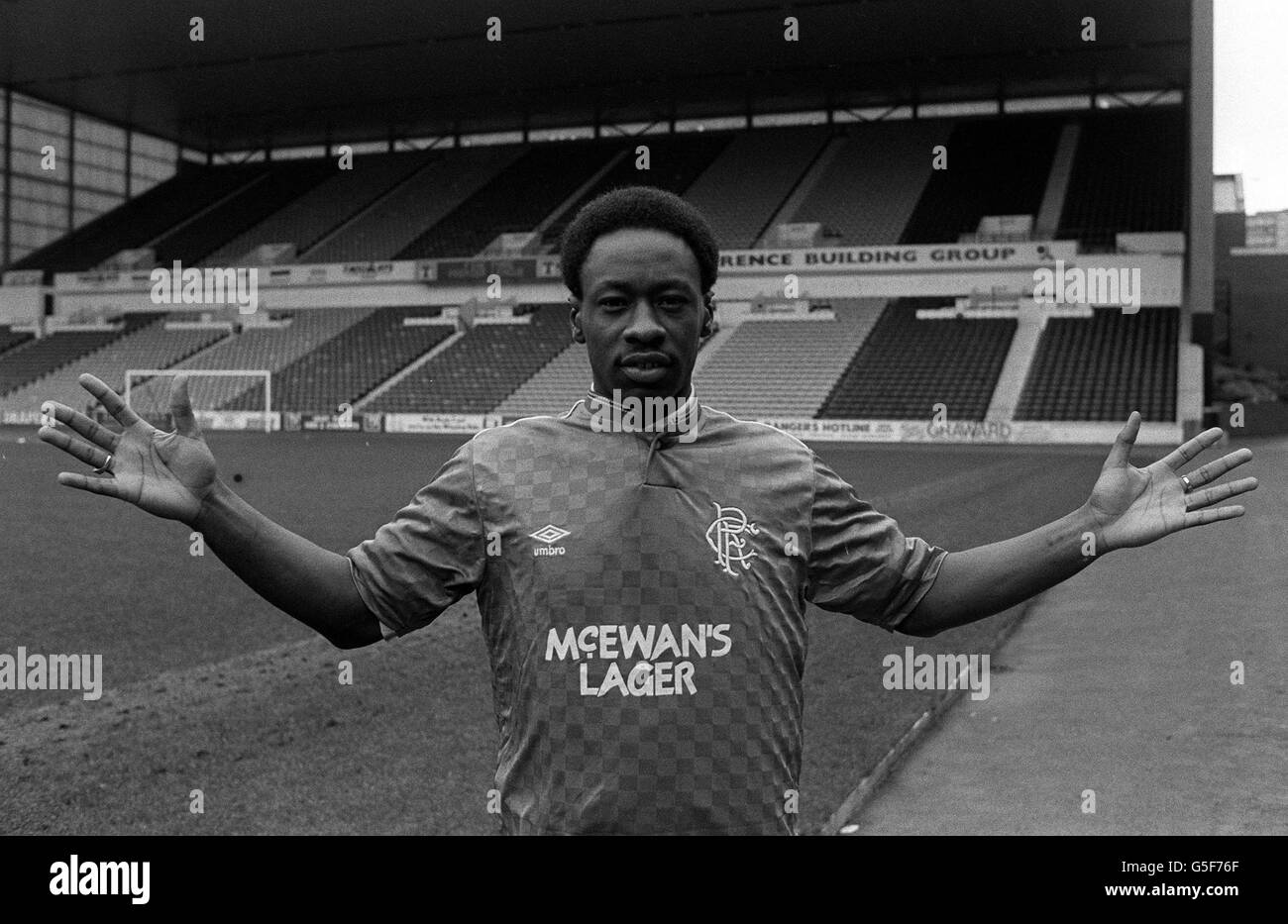 Mark Walters von den Glasgow Rangers bei einer Pressekonferenz im Ibrox Stadium. Walters hat sich den Rangers von der Aston Villa in einem 500,000 Transfer angeschlossen. Stockfoto