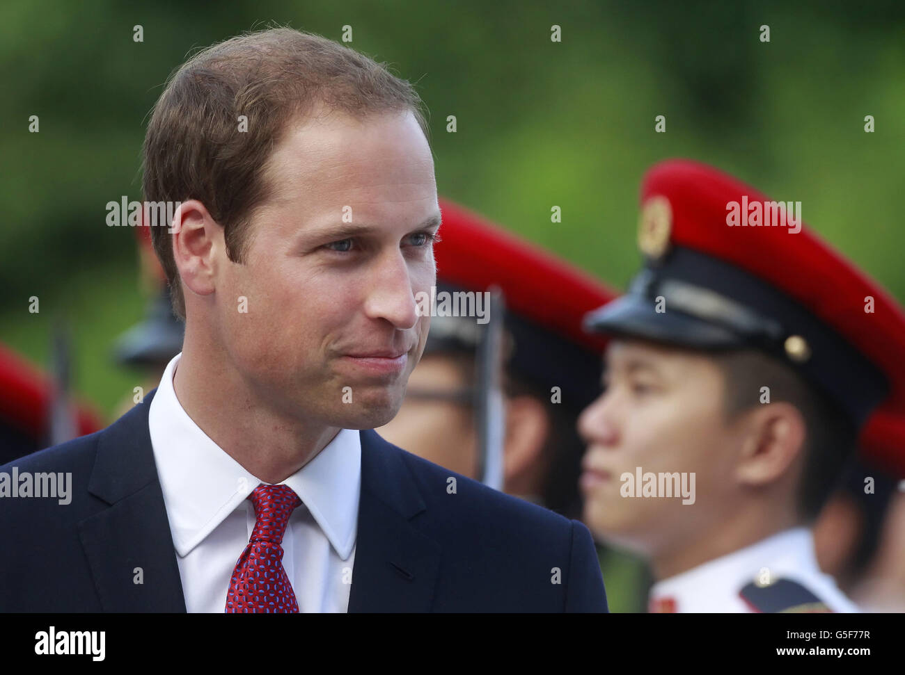 Der Herzog von Cambridge überprüft eine Ehrenwache während eines Besuchs in der Istana, Singapur, am ersten Tag einer neuntägigen Tour durch den Fernen Osten und den Südpazifik zu Ehren des Diamantenjubiläums der Königin. Stockfoto