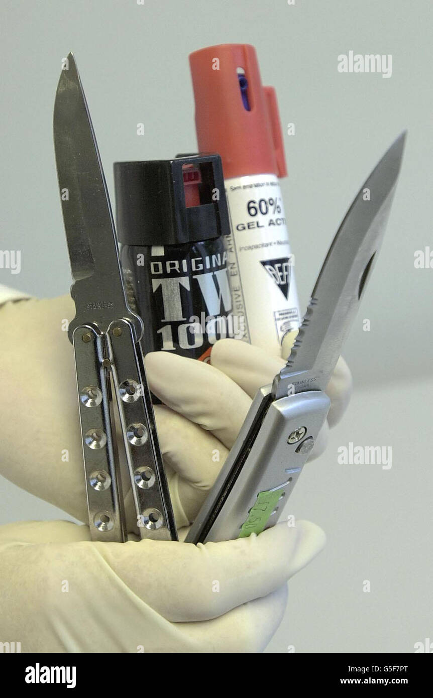 Verbotene Flickmesser und CS-Gasbehälter wurden in Heathrow ausgestellt, als Zollbeamte britische Urlauber drängten, sicherzustellen, dass ihre Souvenirs legal in das Land zurückgebracht werden können. * seltsame und wunderbare Waren von Touristen gekauft werden regelmäßig von Zollbeamten beschlagnahmt - alles von Kaviar zu Schildkröten. Andere bizarre Gegenstände, die Offiziere gefunden haben, sind Schwerter und Tierzähne. Passagiere, die im Besitz verbotener Güter sind, werden beschlagnahmt und können mit Geldstrafen oder Freiheitsstrafen rechnen. Zollminister Paul Boateng sagte: "Jedes Jahr strömen Millionen von Touristen nach Europa und Stockfoto