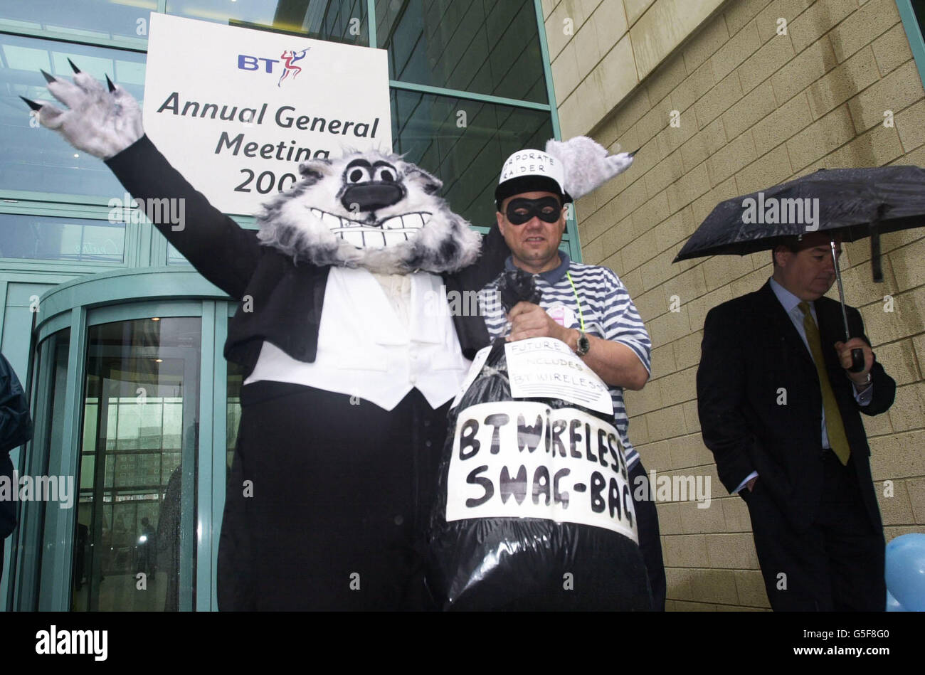 Gary Heather, Mitarbeiter von British Telecommunications (BT) und Sekretär der Londoner Niederlassung der Communication Workers Union (als Räuber bekleidet), tritt mit einem Kollegen in der Kleidung „Fat Cat“ für die jährliche Hauptversammlung der BT in Nottingham ein. * die Gewerkschaft der Kommunikationsarbeiter, die mehr als die Hälfte der Mitarbeiter von BT vertritt, fordert die Aktionäre auf, den Telekommunikationsgiganten zu drängen, die Pläne zur Ausgliederung von BT Wireless - seinem Mobilfunkarm - fallen zu lassen. Stockfoto