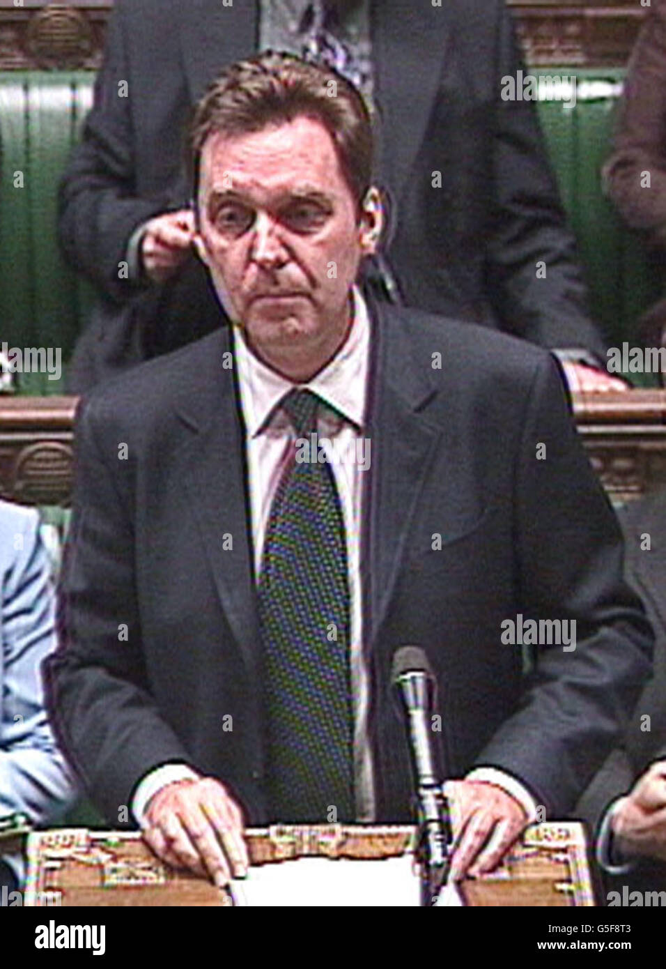 Gesundheitsminister Alan Milburn übergibt dem britischen Unterhaus in London eine Erklärung zur Veröffentlichung der Bristol Royal Infirmary Inquiry Inquiry. * die Untersuchung ist die größte Untersuchung der Funktionsweise des NHS und wurde im Anschluss an die Untersuchung des Allgemeinen Medizinischen Rates im Jahr 1998 angeordnet, nachdem Bedenken wegen hoher Sterberaten für pädiatrische Herzchirurgie im Krankenhaus geäußert wurden. PA-Fotos Stockfoto