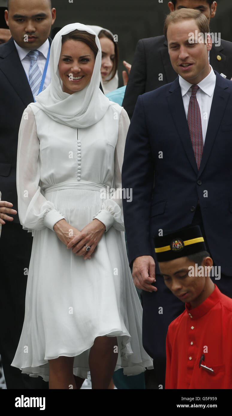 Der Herzog und die Herzogin von Cambridge besuchen die Assyakirin Moschee in Kuala Lumpur, als Teil einer neuntägigen Tour durch den Fernen Osten und den Südpazifik, zu Ehren des Diamantenjubiläums der Königin. Stockfoto