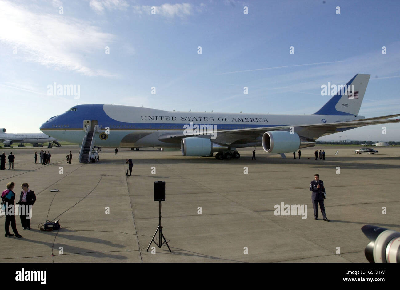 Air Force One in Brize Norton, Oxfordshire, mit dem Präsident George W. Bush zum G8-Gipfel in Genua, Italien, geflogen war. * 12/8/03: Ein britischer Staatsbürger wurde in Amerika verhaftet, nachdem er offenbar versucht hatte, eine russische Oberfläche in das Land zu schmuggeln, hieß es. Der Mann mittleren Alters indischer Herkunft gilt als Waffenhändler und wurde vom FBI in einem Hotel in Newark, New Jersey, festgenommen. Der Mann soll eine Kiste mit einer russischen Igla Surface to Air Rakete gesammelt haben. Ein Bericht auf BBC News 24 sagte, dass der Mann nach Terroristen suchen würde, um die zu feuern Stockfoto