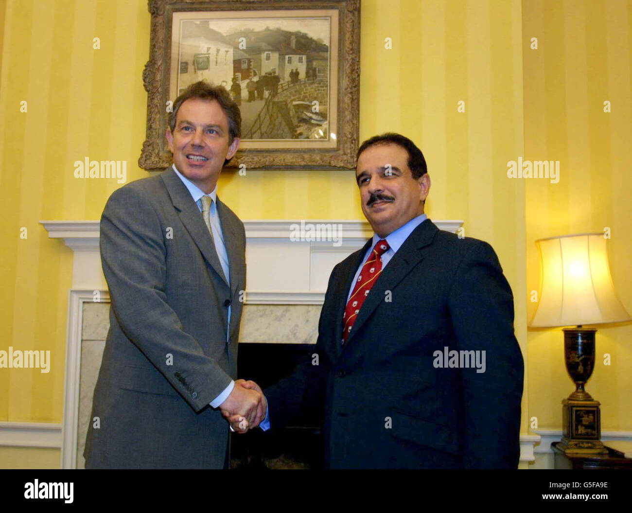 Der britische Premierminister Tony Blair (links) begrüßt Bahrains Amir, Sheikh Hamad bin Issa al-Khalifa, Dienstag, 24. Juli 2001, in der Downing Street Nr.10. Sheik al-Khalifa ist auf einem dreitägigen Besuch in Großbritannien. Stockfoto