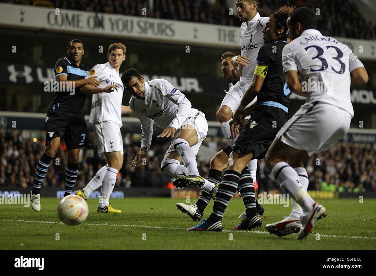 Tottenham Hotspur's Raniere Sandro (Mitte) sieht aus wie der Ball gerade weit geht während der Europa League, Gruppe J Spiel in White Hart Lane, London. DRÜCKEN Sie VERBANDSFOTO. Bilddatum: Donnerstag, 20. September 2012. Siehe PA Geschichte FUSSBALL Tottenham. Bildnachweis sollte lauten: Nick Potts/PA Wire Stockfoto