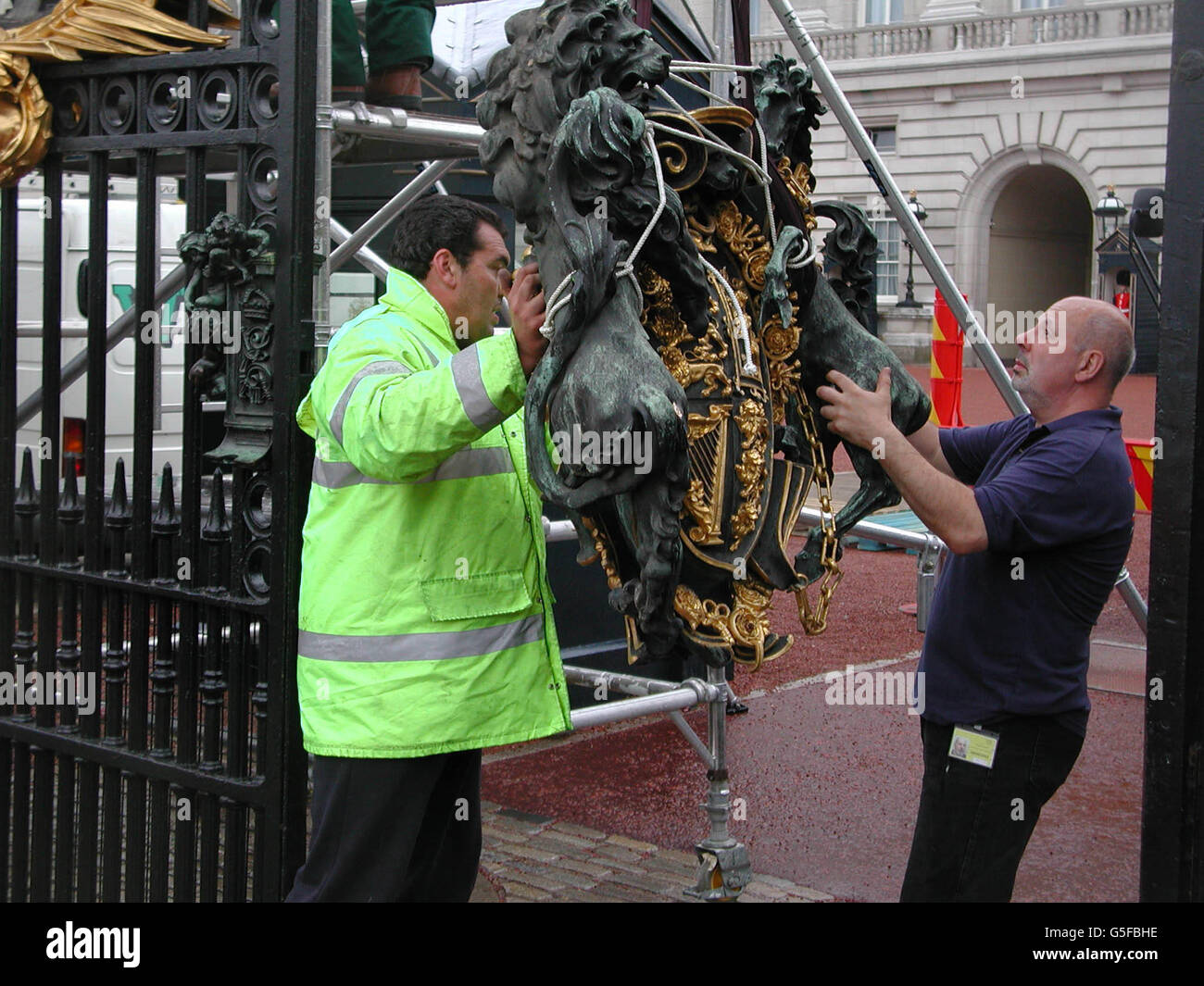 Ingenieure untersuchen Schäden an den Toren des Buckingham Palace - der offiziellen Londoner Residenz der britischen Königin Elizabeth II. -, die durch einen Lastwagen verursacht wurden, der sich in sie zurückkehrte, als er nach dem Sammeln von Festzelten, die für die Sommergartenpartys verwendet wurden, abverließ. * früher, auf dem Weg nach innen, traf der Sattelschlepper ein steineres Tor am Eingang des Queen's Garden und verursachte strukturelle Schäden. Stockfoto