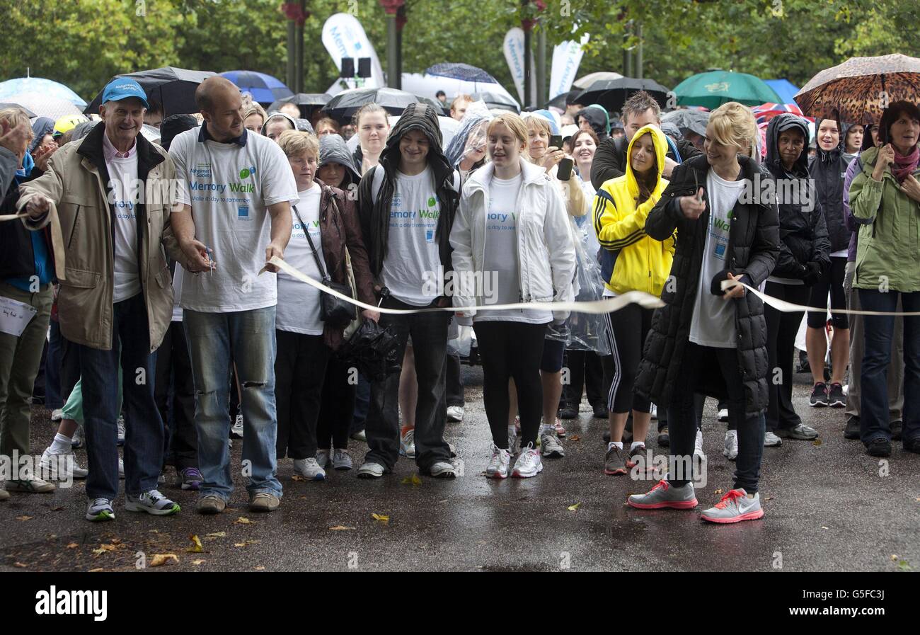 Von links nach rechts. Die Alzheimer-Gesellschaft-Botschafterin Carey Mulligan (vorne rechts) mit dem Thunderbirds-Schöpfer Gerry Anderson (links) und seinem Sohn Jamie (zweite links) startet das Event für Hunderte von Spaziergängern beim Charity-Flagship-Fundraising-Event Memory Walk im Battersea Park, London. Stockfoto