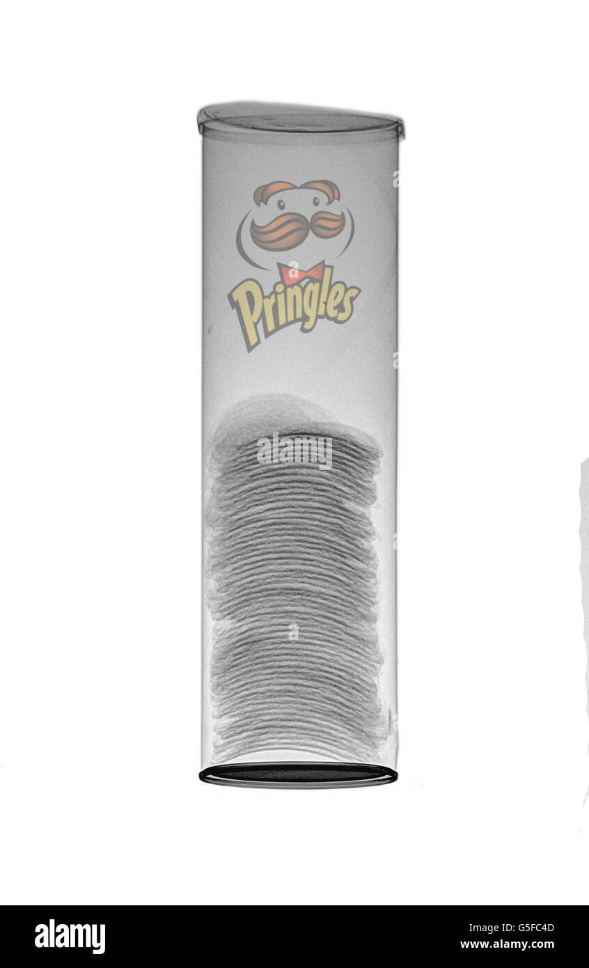 Eine Schachtel mit Pringles unter Röntgenkontrolle Stockfoto