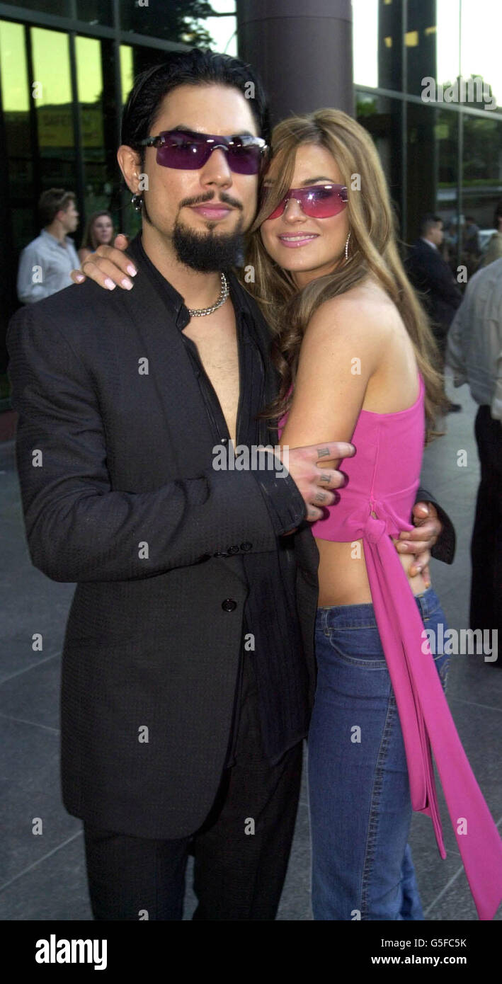 Dave Navarro von Jane's Addiction kommt mit Freundin Carmen Electra bei der Los Angeles Premiere von The Others mit Nicole Kidman an. Stockfoto