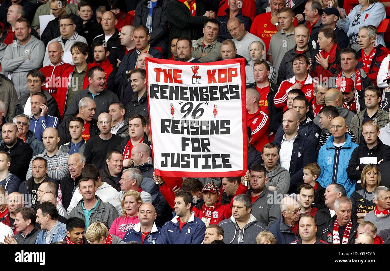 Ein Liverpooler Banner, das die Opfer ehrt und die von der Hillborough-Katastrophe betroffenen Familien unterstützt, bevor das Spiel der Barclays Premier League in Anfield, Liverpool, anbricht. Stockfoto