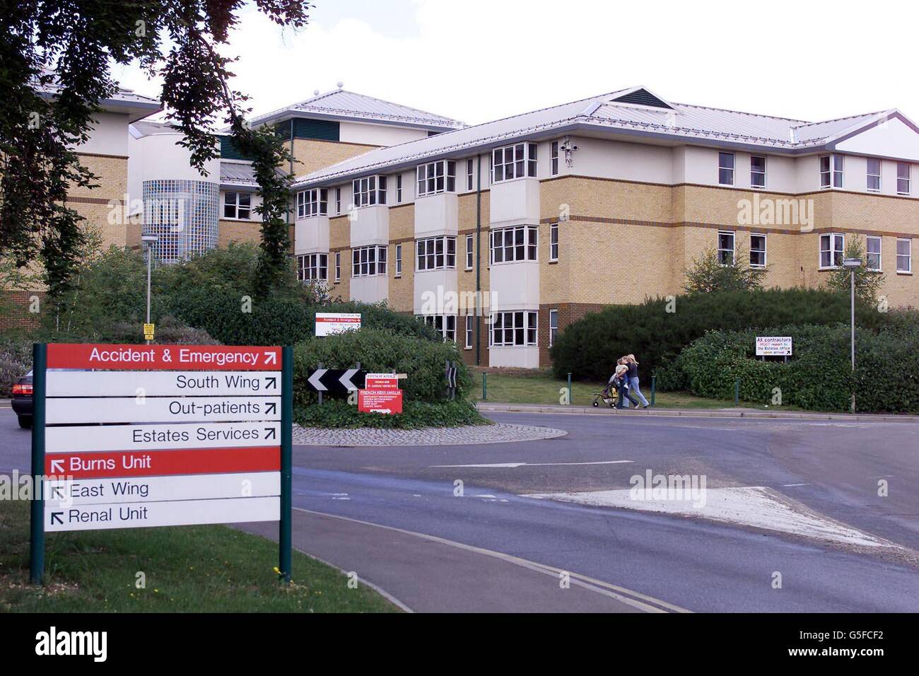 Gesamtansicht von Broomfield Hospiotal, Chelmsford in Essex. Die Polizei von Essex sagte, dass eine polizeiliche Untersuchung im Gange sei, wie Sauerstoffleitungen während Operationen in zwei nahe gelegenen Krankenhäusern blockiert wurden. Die Sonde folgt dem Tod des neunjährigen Tony Clowes. * ...from Dagenham, Essex, der am 18 2001. Juli in Broomfield vor einem Routineverfahren starb, um eine abgetrennte Fingerspitze nach einem Fahrradunfall zu ersetzen. Am 2. August 2001 kam es im Basildon Hospital in Essex zu einer weiteren Blockade bei einem zweiten namenlosen Patienten, der ebenfalls unter Narkose stand. Stockfoto