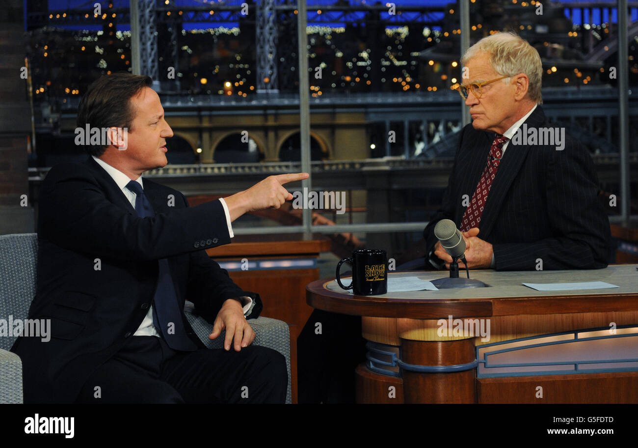 Premierminister David Cameron (links) spricht mit Talkshow-Moderator David Letterman auf der David Letterman Show in New York, nachdem er vor der Generalversammlung der Vereinten Nationen gesprochen hatte. Stockfoto