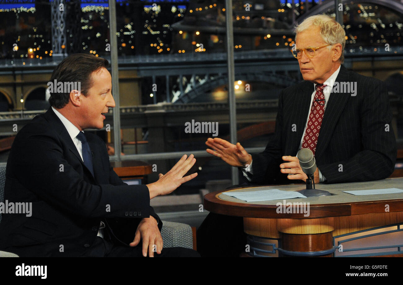 Premierminister David Cameron (links) spricht mit Talkshow-Moderator David Letterman auf der David Letterman Show in New York, nachdem er vor der Generalversammlung der Vereinten Nationen gesprochen hatte. Stockfoto