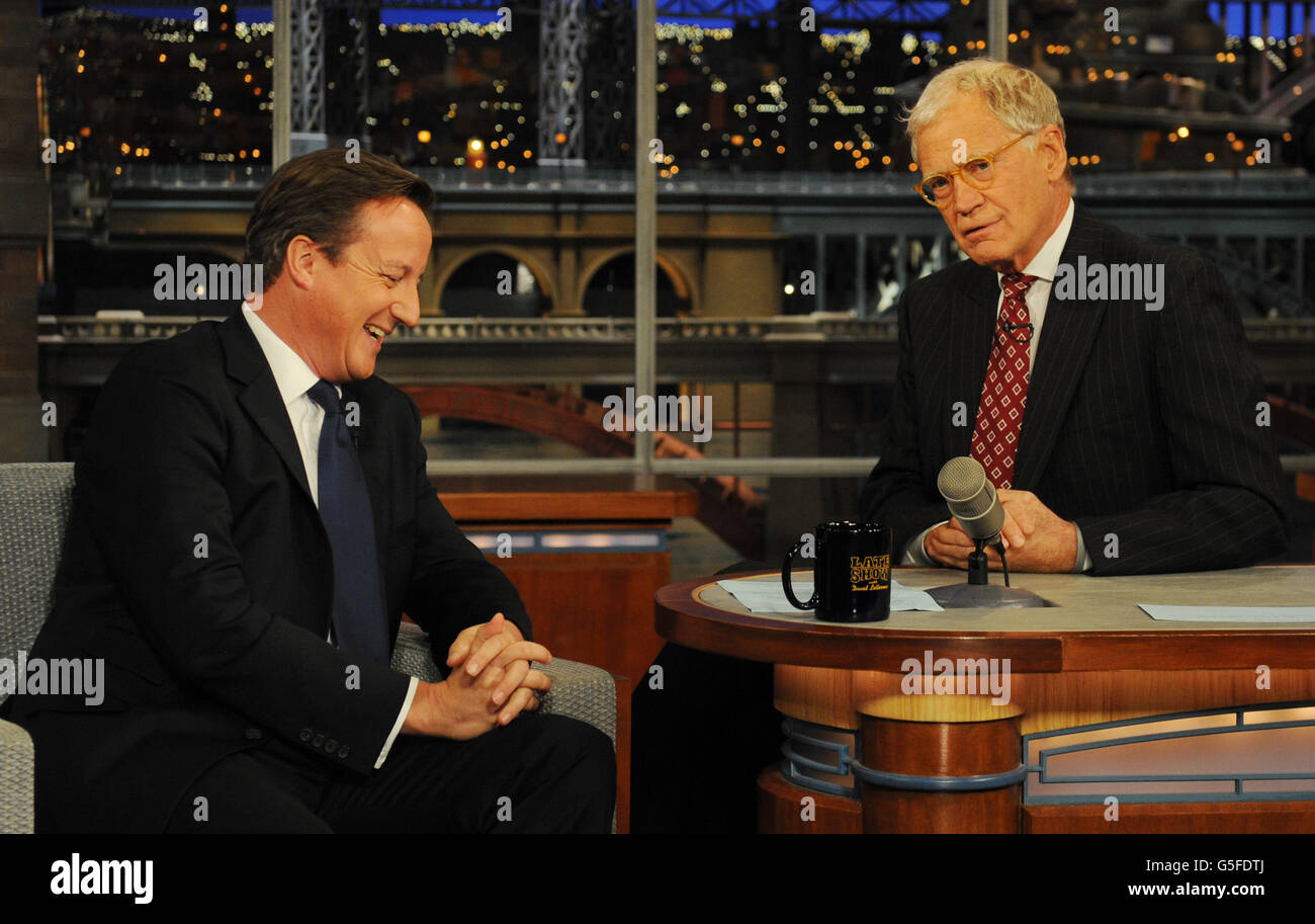 Premierminister David Cameron (links) spricht mit Talkshow-Moderator David Letterman auf der David Letterman Show in New York, nachdem er vor der Generalversammlung der Vereinten Nationen gesprochen hatte. Stockfoto