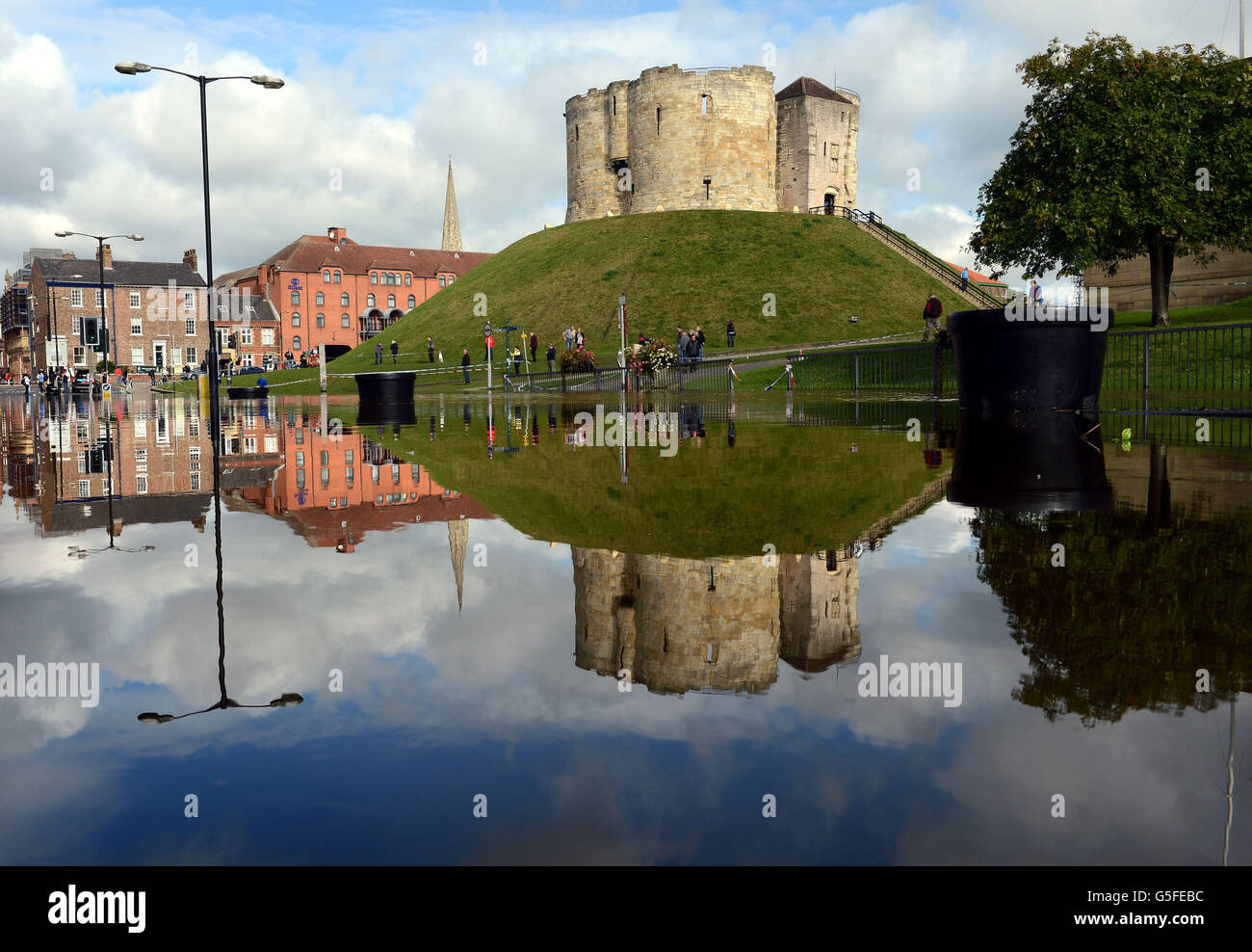 Clifford's Tower, eine der berühmten antiken Attraktionen von York, spiegelt sich im Flutwasser wider, das heute Morgen die umliegenden Straßen des Stadtzentrums füllte. Stockfoto