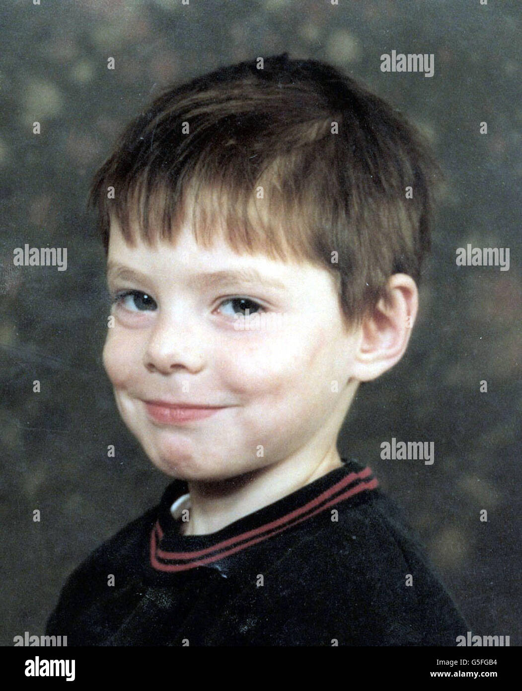 Der sechsjährige Jason Hill, der um 6.30 Uhr im Familienhaus in Lancaster Road, Shortstown, Bedfordshire, tot aufgefunden wurde, nachdem ein Mann verdächtig gehandelt hatte. Ein Mann, der vermutlich Jasons Vater ist, wird immer noch von der Polizei verhört. * nach der Verhaftung im South Wing Hospital in Bedfordshire. Morgen wird eine Fleischuntersuchung durchgeführt. Die Beamten haben damit begonnen, Hausbefragungen in der Gegend zu tätigen. Eine Untersuchung wurde eröffnet und vertagt. Stockfoto