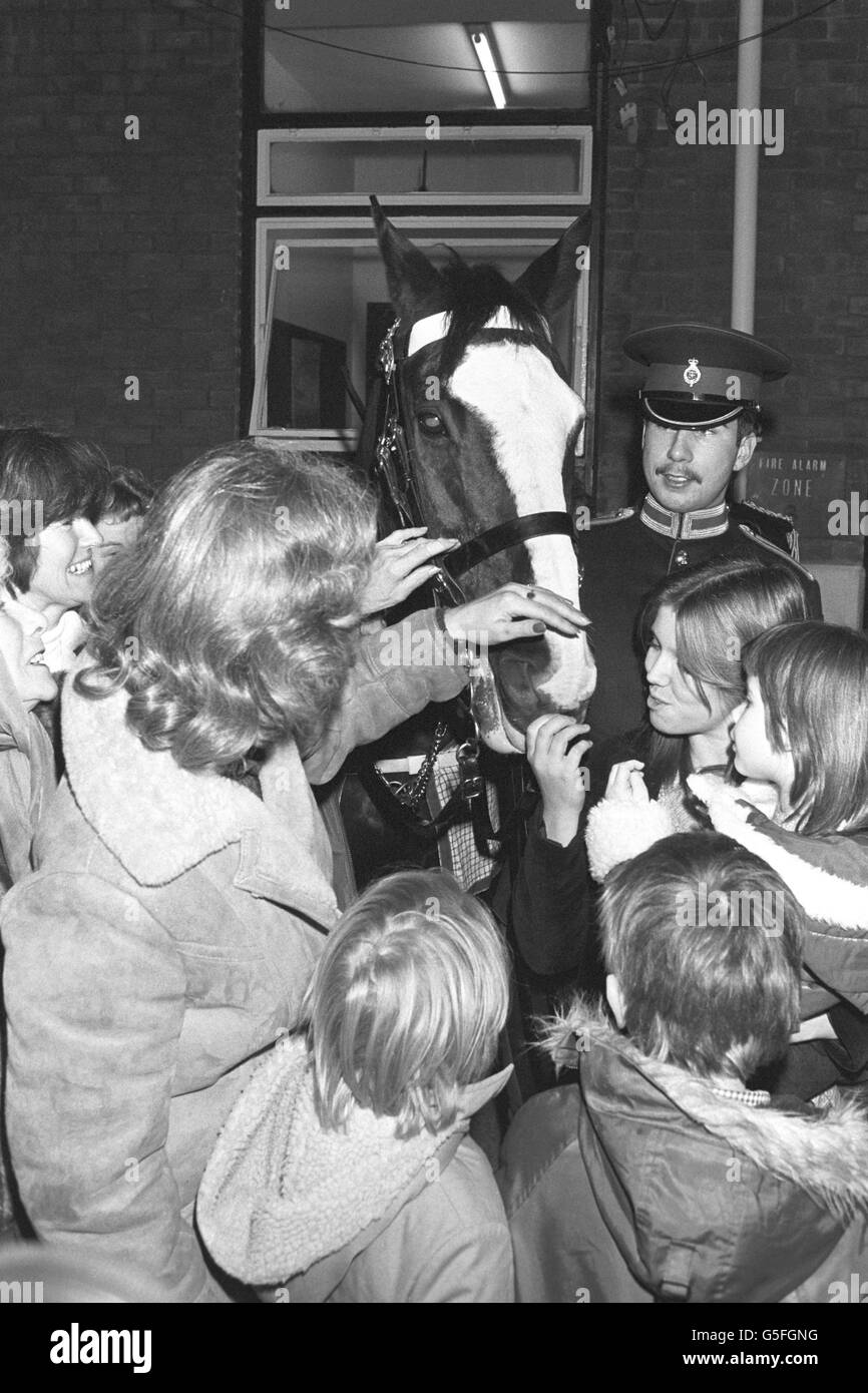 Trooper Michael Pedersen und 'Sefton', das Pferd der Blues und Royals, das er während der Bombardierung des Hyde Parks 1982 ritt, treten auf dem Weihnachtsmarkt der SSAFA (The Soldiers' and Sailors' Families Association) in Chelsea Barracks in London auf. Stockfoto
