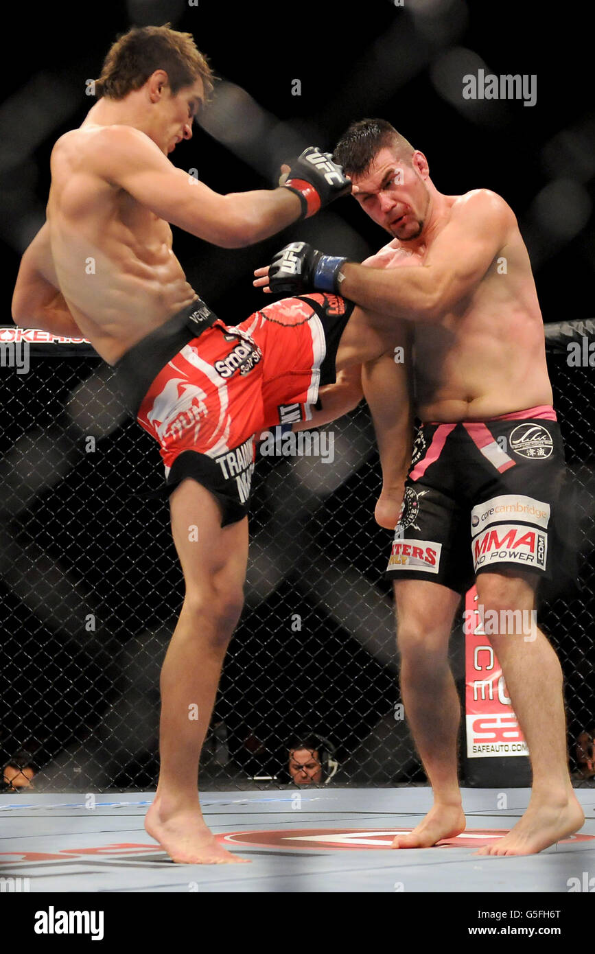 John Hathaway (l) tritt John Maguire (r) während der UFC On Fuel Veranstaltung in Nottingham's Capital FM Arena Stockfoto