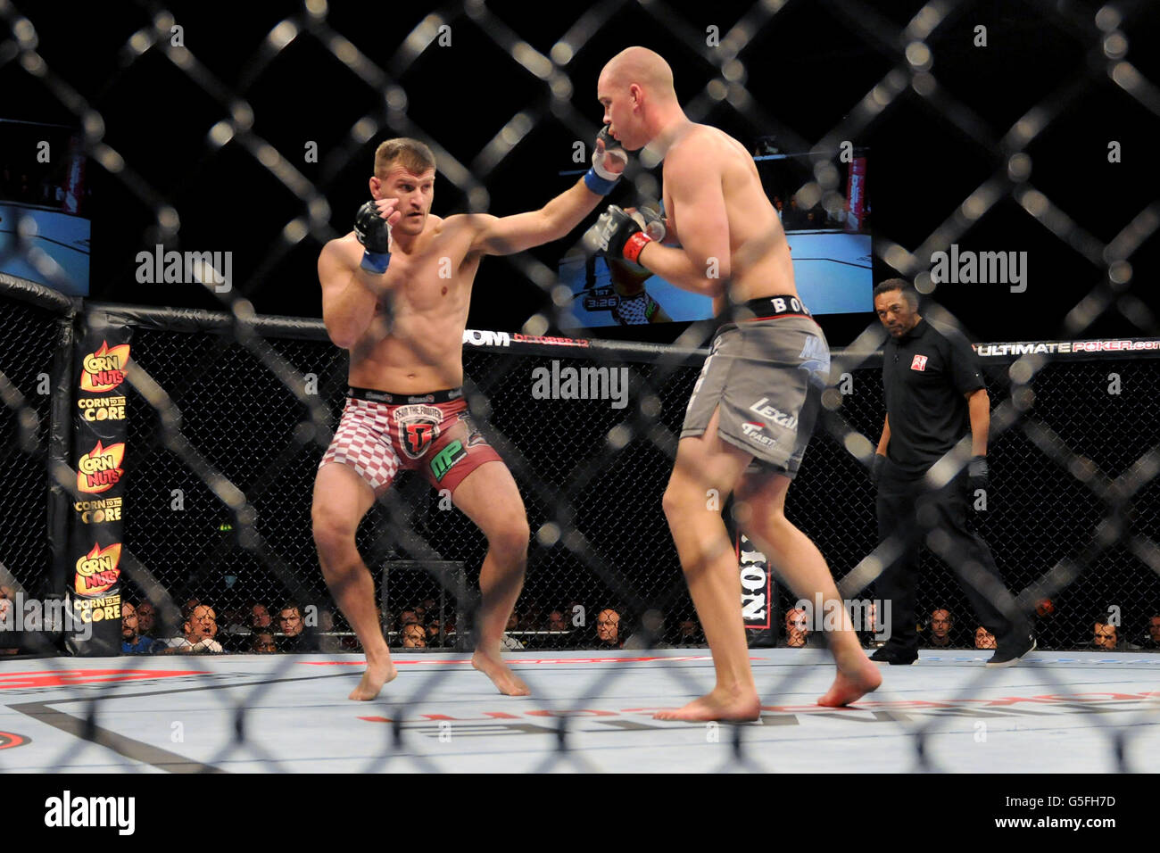 Stipe Miocic (l) stanzt Stefan Struve (r) während des UFC On Fuel Veranstaltung in Nottingham's Capital FM Arena Stockfoto