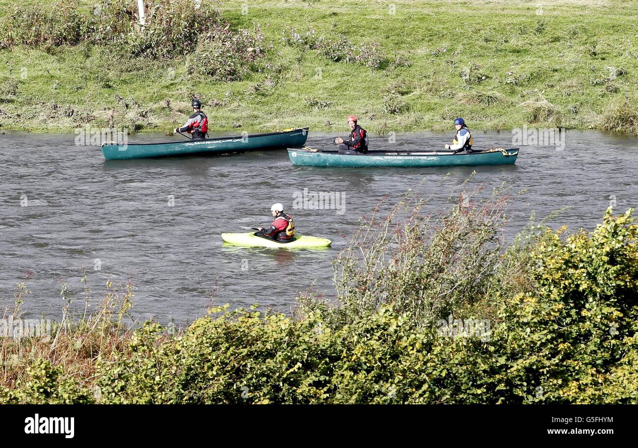 April Jones fehlt. Leute in Booten, die den Fluss Dyfi nach vermissten suchen, April Jones, 5, aus Machynlleth. Stockfoto