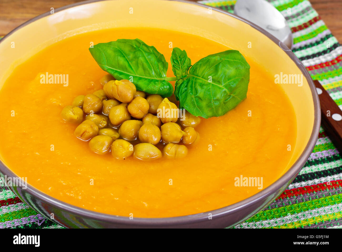 Würzige Kürbis, Karottensuppe mit Kichererbsen und Curry Stockfoto