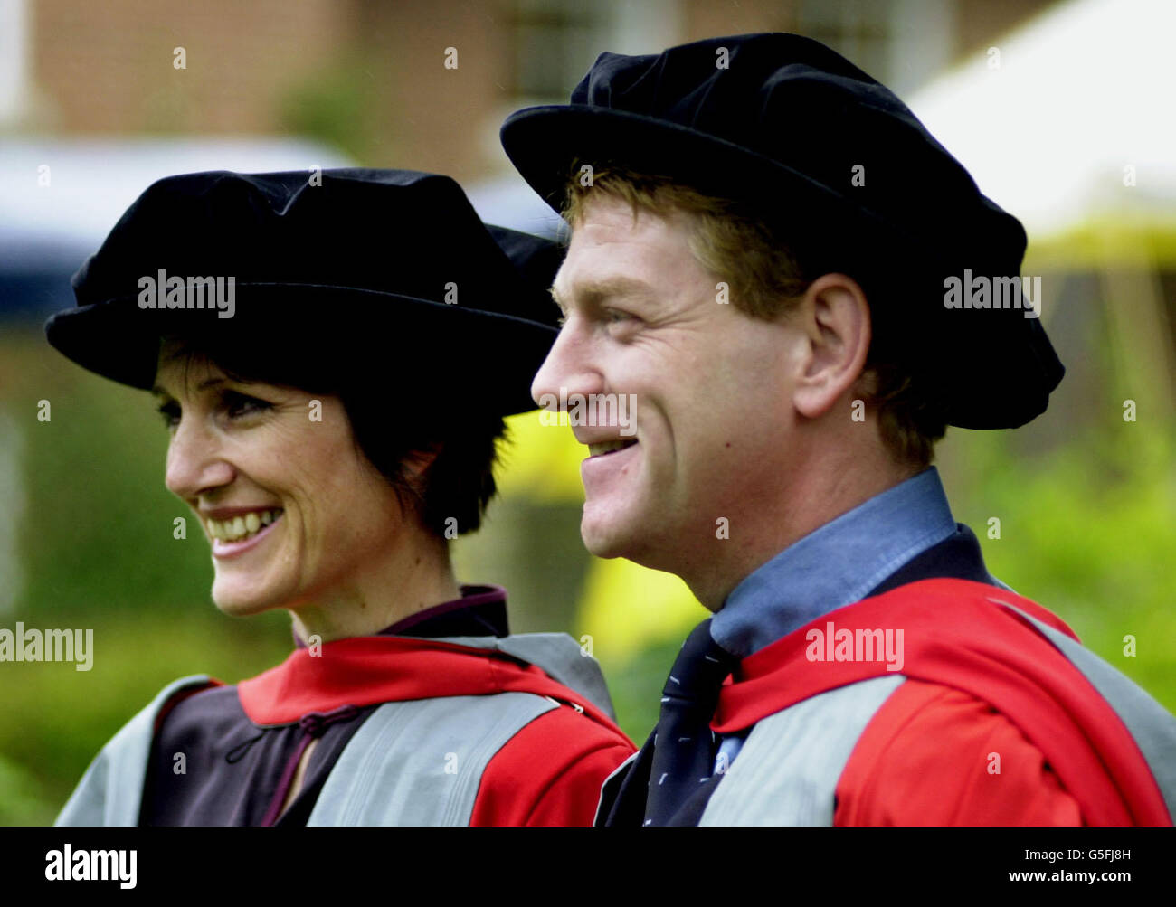 Die Schauspieler Kenneth Branagh (rechts) und Harriet Walter kommen am Shakespeare Institute in Stratford-on-Avon, Warwickshire, an, um ihren Ehrendoktortitel von der Universität Birmingham zu erhalten. Die Schauspieler wurden zu Ehrendoktoren der Briefe. * für ihre Arbeit zur Förderung der Stücke von William Shakespeare. Stockfoto