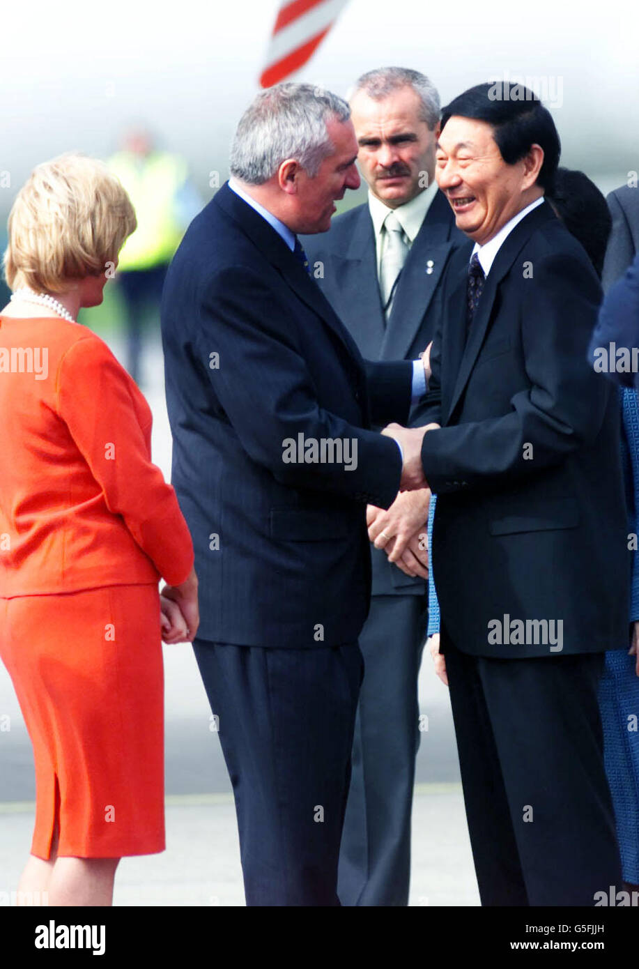 Der irische Premierminister Bertie Ahern begrüßt Zhu Rongji, den Premierminister der Volksrepublik China, bei seiner Ankunft am Flughafen Dublin zum Beginn seines viertägigen offiziellen Besuchs in der Republik Irland. Stockfoto