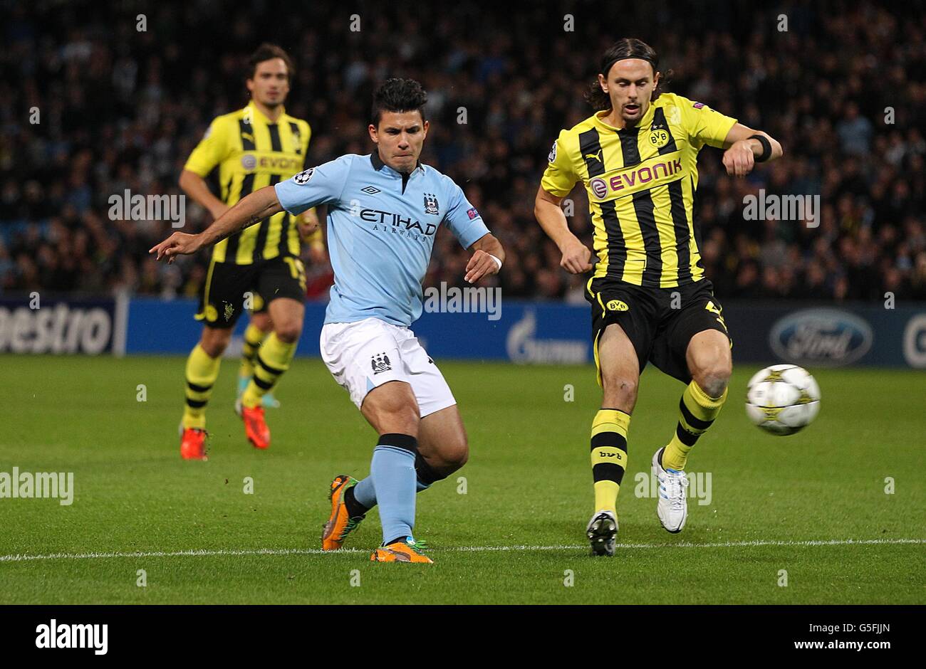 Neven Subotic von Borussia Dortmund und Sergio Aguero von Manchester City (Mitte) In Aktion Stockfoto