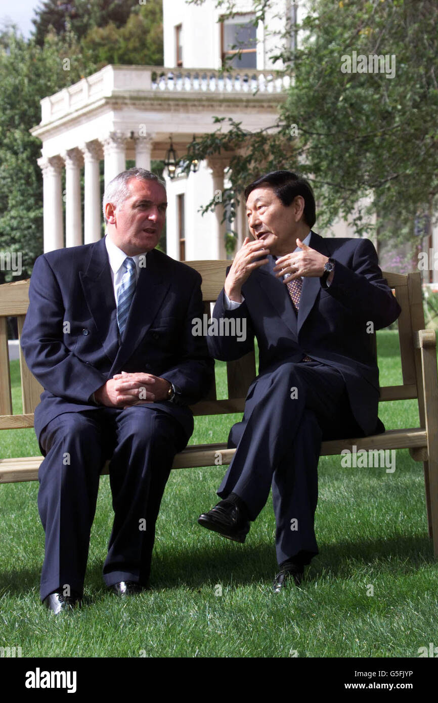 Der irische Premierminister Bertie Ahern (l.) und Zhu Rongji, der Premierminister der Volksrepublik China, sprechen auf dem Gelände von Farmleigh, Dublin, während seines viertägigen offiziellen Besuchs in der Republik Irland, um den Handel zwischen den beiden Nationen zu stärken. Stockfoto