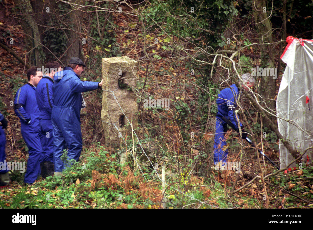 Forensische Polizeibeamte suchen im Wald in Greve de Lecq, im Norden von Jersey, nach den Leichen von Nichola & elizabeth Newall. Die Söhne Roderick & Mark des Paares wurden wegen ihres Mordes angeklagt. Stockfoto
