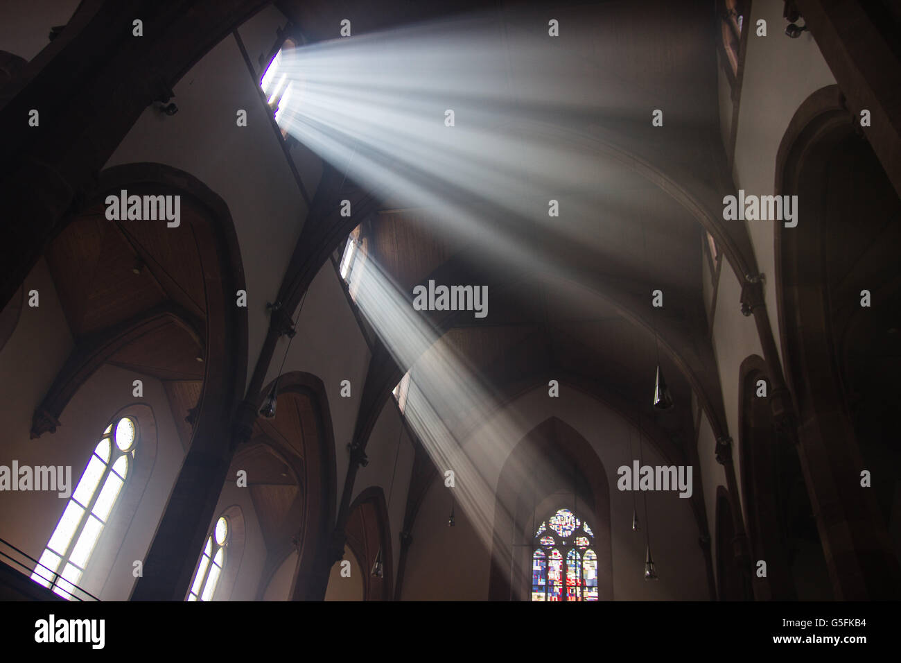 Sonnenstrahlen in Kirche Stockfoto
