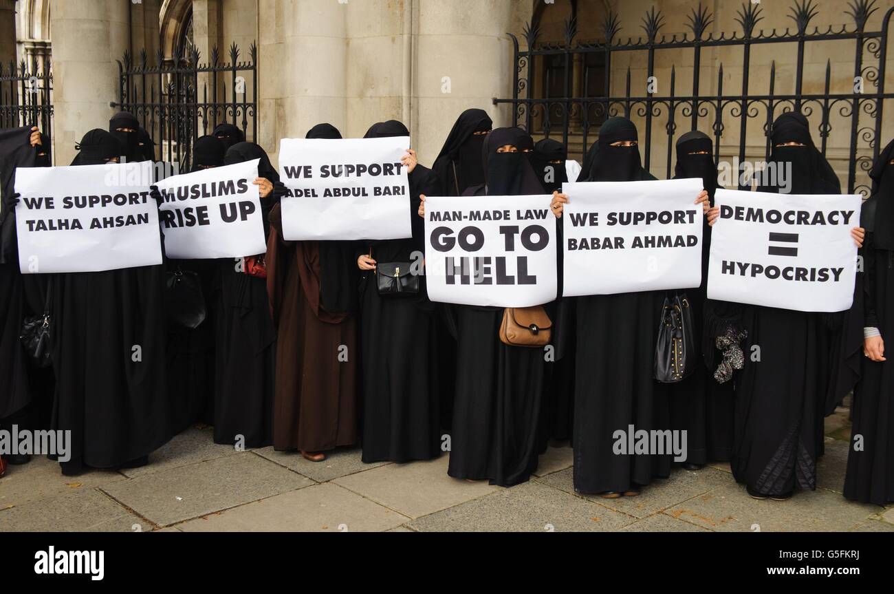 Demonstranten protestieren vor den Royal Courts of Justice im Zentrum von London gegen die geplante Auslieferung des radikalen Predigers Abu Hamza und vier weiterer Terrorverdächtiger. Stockfoto