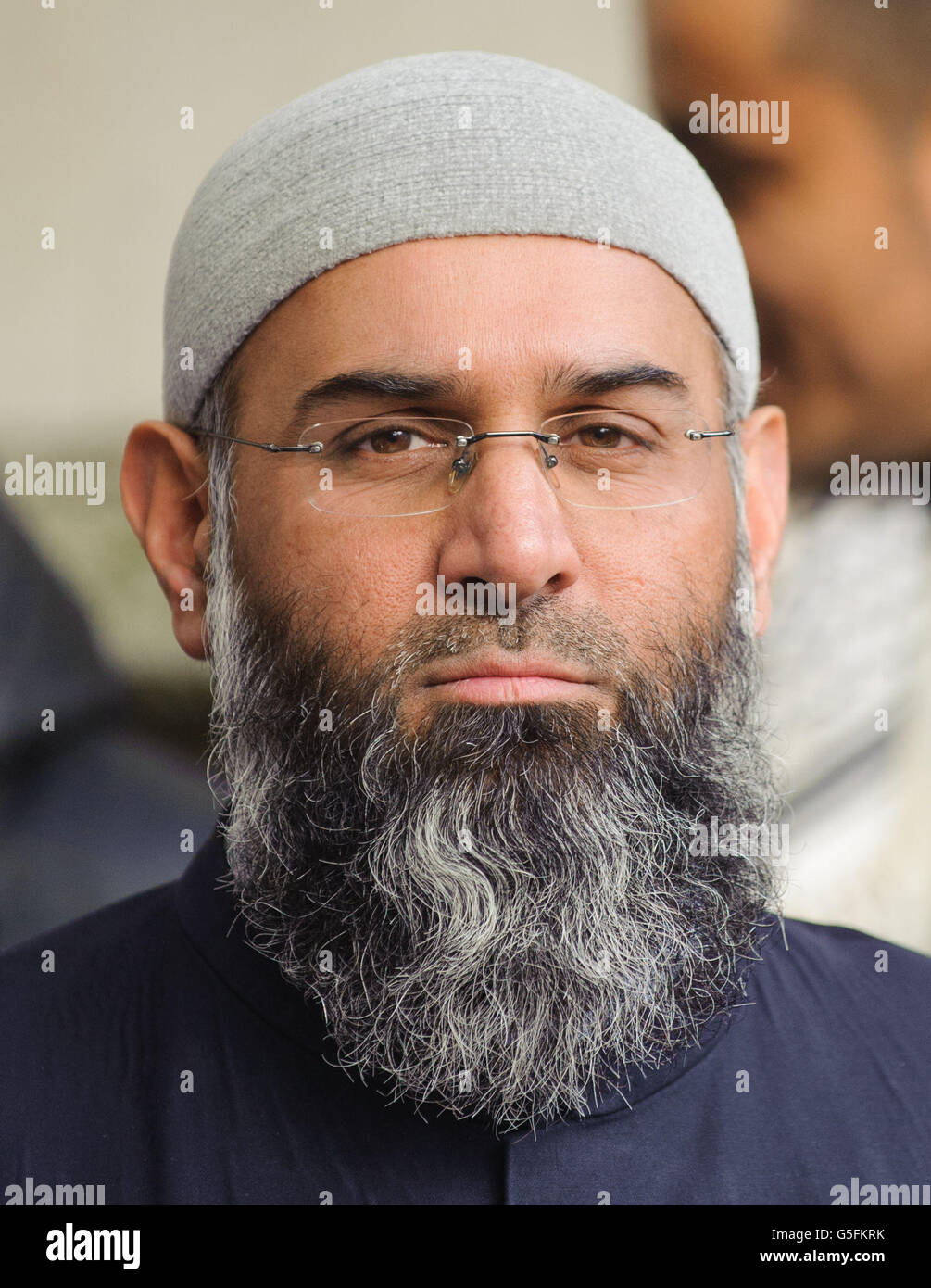 Der muslimische Prediger Anjem Choudary schließt sich den Demonstranten an, die vor den Royal Courts of Justice im Zentrum von London gegen die geplante Auslieferung des radikalen Predigers Abu Hamza und vier weiterer Terrorverdächtiger protestieren. Stockfoto