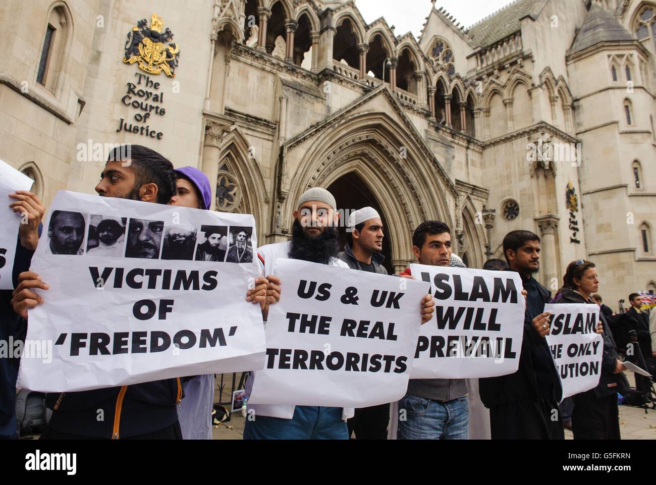 Demonstranten protestieren vor den Royal Courts of Justice im Zentrum von London gegen die geplante Auslieferung des radikalen Predigers Abu Hamza und vier weiterer Terrorverdächtiger. Stockfoto