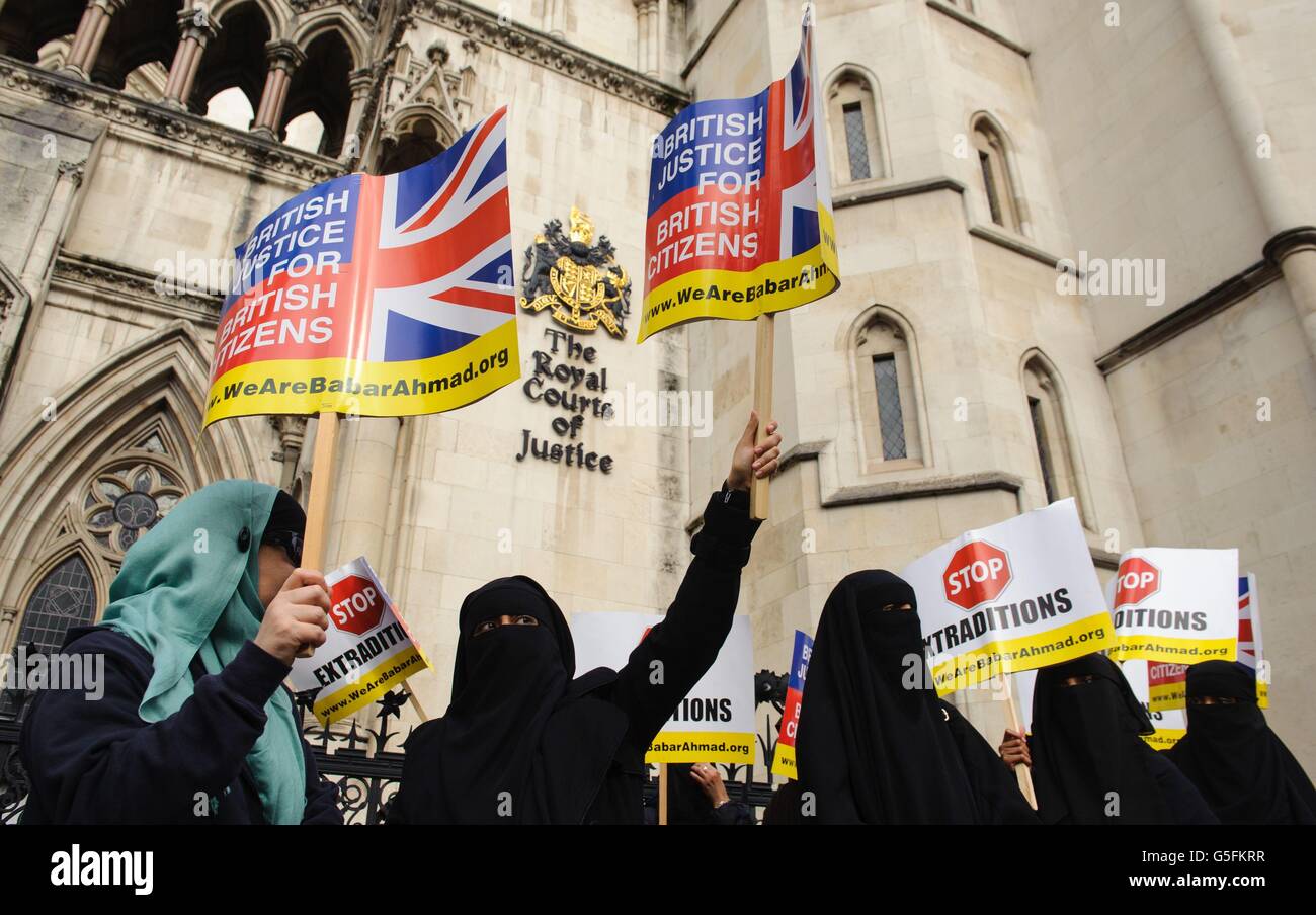 Demonstranten protestieren vor den Royal Courts of Justice im Zentrum von London gegen die geplante Auslieferung des radikalen Predigers Abu Hamza und vier weiterer Terrorverdächtiger. Stockfoto
