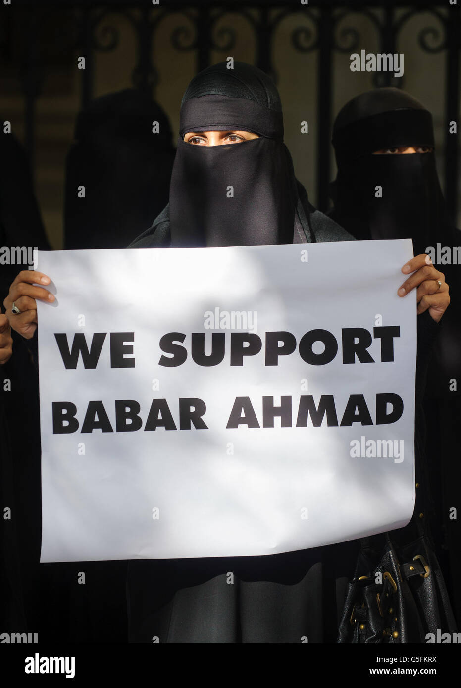 Demonstranten protestieren vor den Royal Courts of Justice im Zentrum von London gegen die geplante Auslieferung des radikalen Predigers Abu Hamza und vier weiterer Terrorverdächtiger. Stockfoto