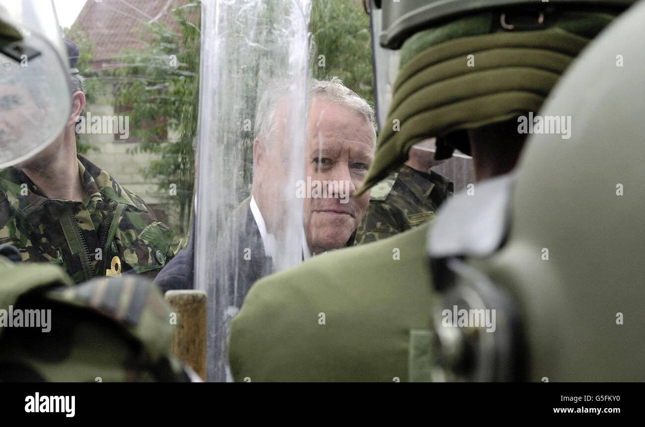 Der Bundesminister der Streitkräfte, Adam Ingram, inspiziert polnische Truppen, die an einer zweiwöchigen Übung namens Kosakenstappe im eigens dafür errichteten städtischen Trainingsgebiet Copehill Down auf der Salisbury Plain, Wiltshire, teilnehmen. * die Operation, an der polnische und ukrainische Soldaten beteiligt sind, findet im Rahmen des Outreach-Programms der Regierung statt, das eine Vielzahl von Austauschpaketen mit Armeen aus Osteuropa betreibt. Stockfoto