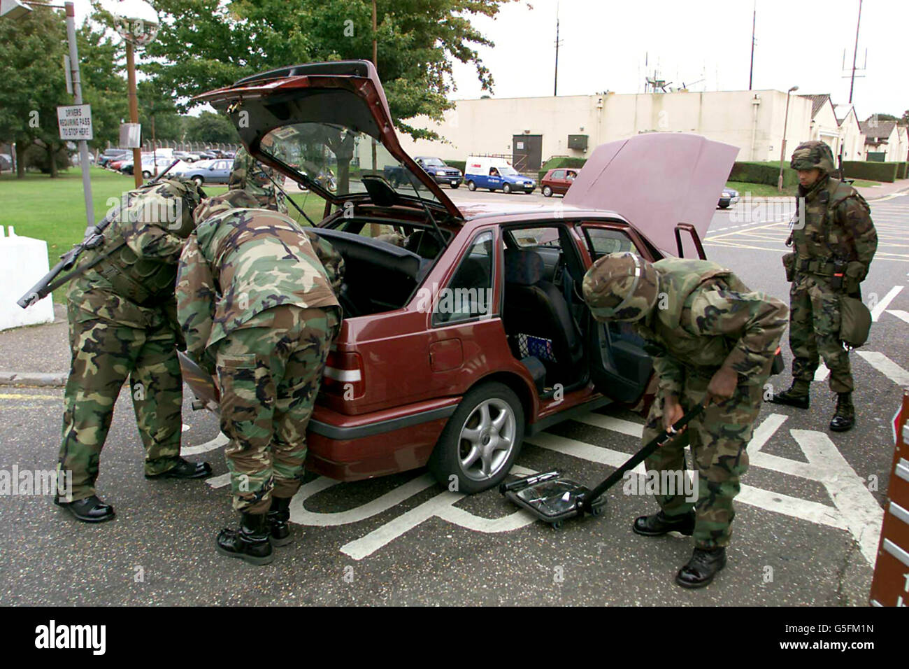 US-Militärangehörige durchsuchen jedes Fahrzeug, das nach den Ereignissen in New York in R.A.F Mildenhall, Suffolk einfährt, um die Sicherheit zu erhöhen. Stockfoto