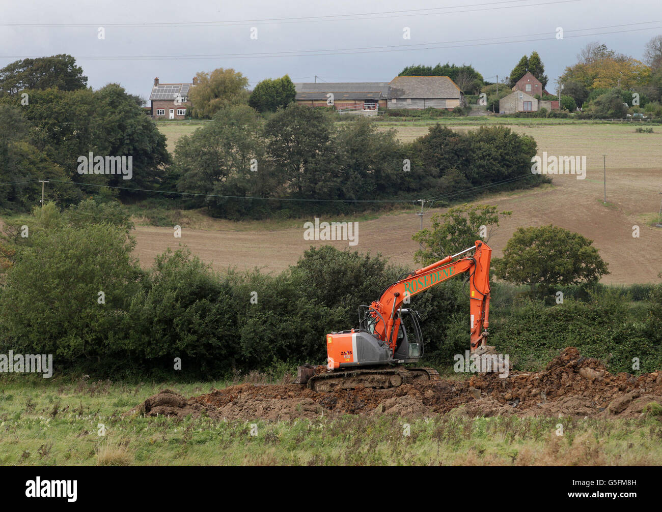 Bagger arbeiten an einer archäologischen Ausgrabung im Combe Haven Valley in der Nähe von Crowhurst, East Sussex, als Aktivisten in ihrem Appell für eine gerichtliche Überprüfung der Entscheidung der Regierung, die Finanzierung für eine Verbindungsstraße zur Regeneration von zwei benachteiligten Küstenstädten zu gewähren, scheiterten. Stockfoto