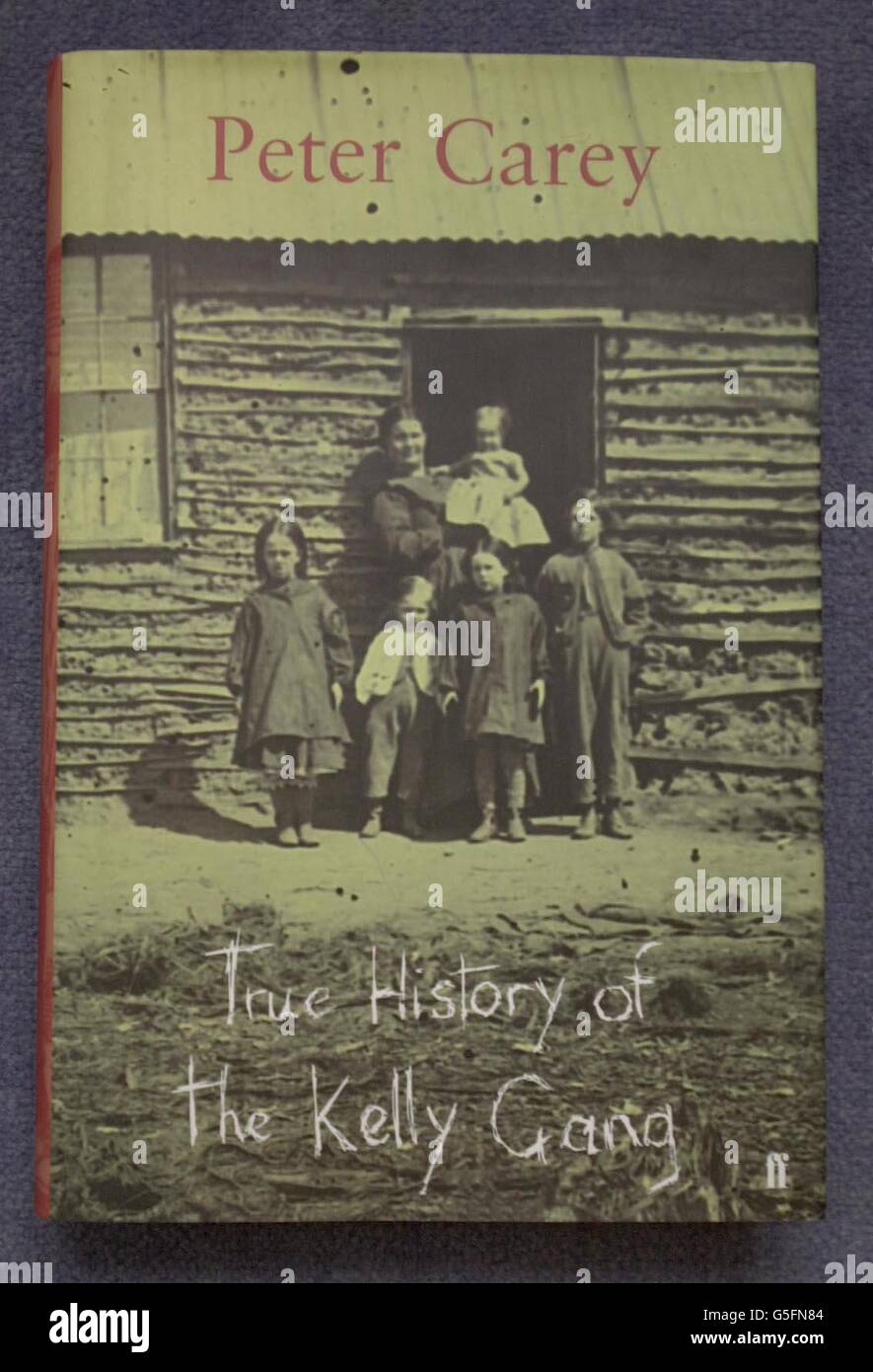 True History of the Kelly Gang' von Peter Carey unter den letzten sechs für den diesjährigen Booker-Preis in der engeren Auswahl. Die Jury trifft sich am 17. Oktober 2001, um den Gewinner des Booker Prize 2001 in der Guildhall in London zu wählen. * 17/10/01 der Roman ist der Favorit der Buchmacher, der mit 6/4 den Hauptpreis für Literatur, den Booker Prize, für den Preis 21, 000 erhält. Stockfoto