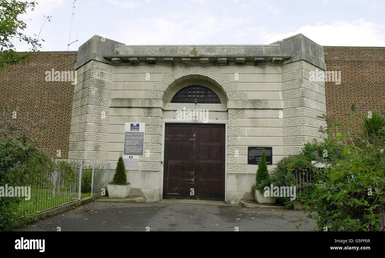 HMP Canterbury. Ein Zellblock des Canterbury Gefängnisses in Kent. Die Jury im Michael-Stone-Prozess hörte von dem Hauptzeugen der Staatsanwaltschaft, Damian Dalyy. Die Beweise von Daley wurden mit Spannung erwartet. * Nachdem die Krone sagte, dass ihr Fall allein auf seinen Beweisen beruhte, dass ein Häftling in der nächsten Zelle die Tötungen von Lin und Megan Russell gestand. Herr Daley sagte gegenüber dem Nottingham Crown Court, dass er am 23. Juli 1997 in der Segregationseinheit des Gefängnisses inhaftiert wurde, als ein Insasse in der benachbarten Zelle anfing, mit ihm zu kommunizieren. Er beschrieb, wie der Mann eine bekannte Gefängnismethode verwendete Stockfoto