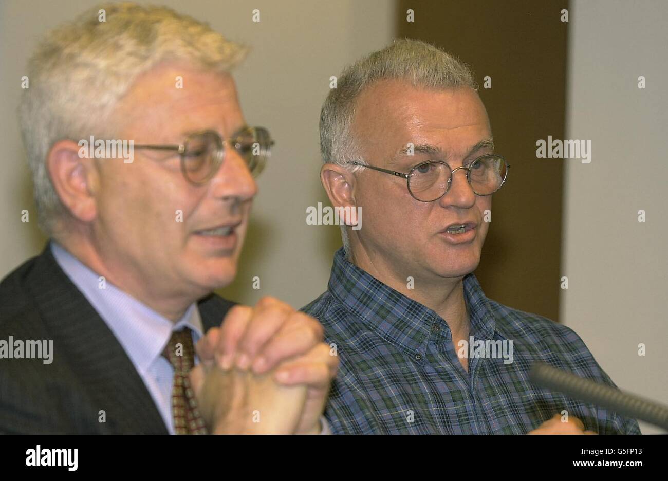 Der britische Generalkonsul in New York, Tom Harris (links) und Dr. Arty O'Hara, Beraterpsychiater aus Nordirland während einer Pressekonferenz. Stockfoto