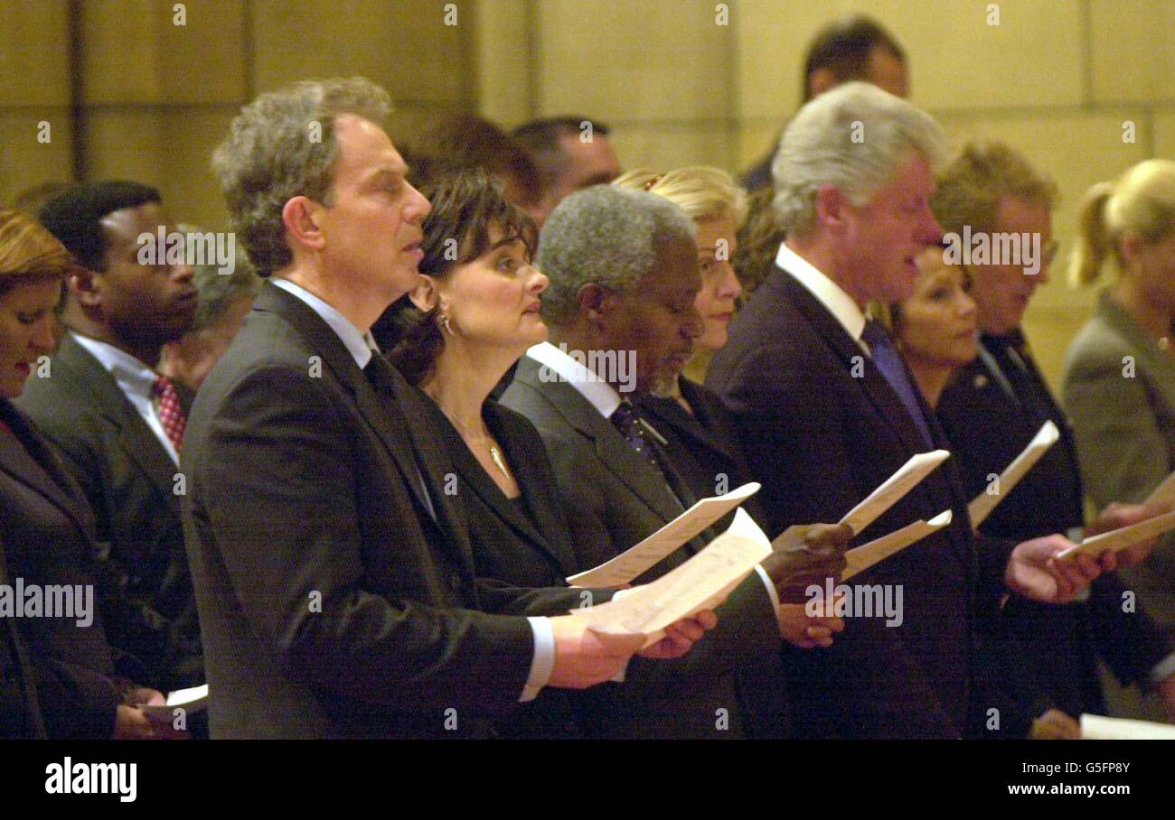 Premierminister Tony Blair (C) und seine Frau Cherie zusammen mit (L-R) UN-Generalsekretär Kofi Annan, seiner Frau Nane und dem ehemaligen US-Präsidenten Bill Clinton, die an einem Gottesdienst in der St. Thomas Church in New York für die britischen Opfer des Terroranschlags teilnahmen. * zum World Trade Center. Stockfoto