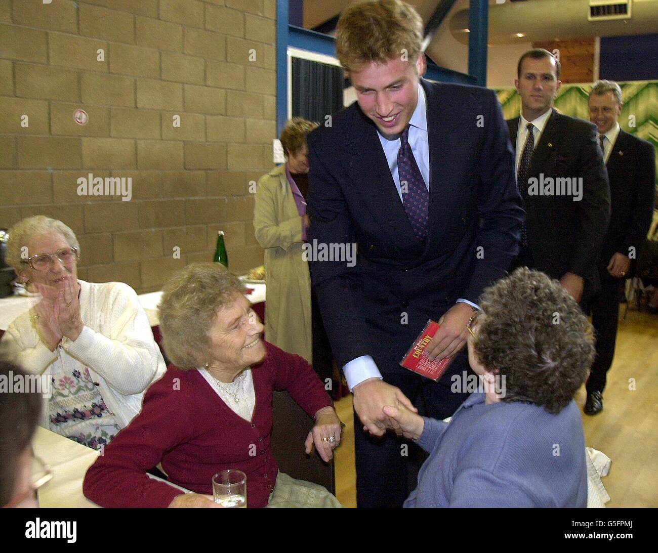 Prinz William, der ältere Sohn von Prinz Charles, trifft, von links, Isa Anderson, Norma Wood und Betty Dunn, bei einem Besuch im Sighthill Community Center in Glasgow. Der Prinz beginnt (24/09/01) ein vierjähriges Studium der Kunstgeschichte an der St. Andrews University. Stockfoto