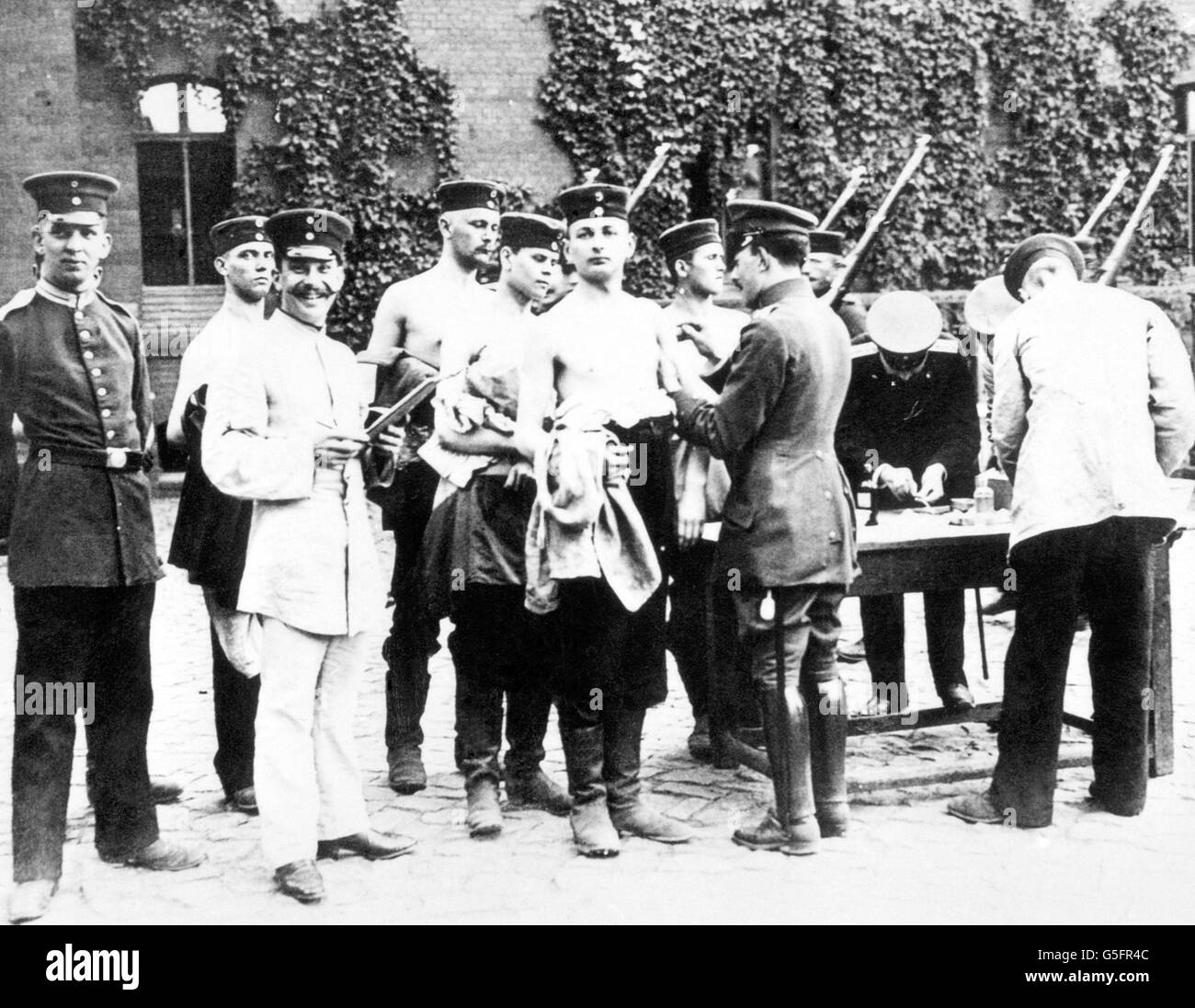 Deutsche Soldaten werden zu Beginn des Ersten Weltkriegs in Berlin geimpft. Stockfoto